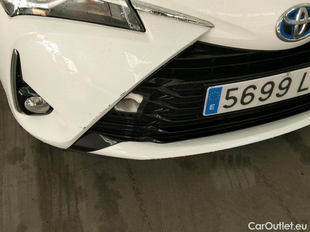  Toyota  Yaris TOYOTA  / 2017 / 5P / berlina con portón 1.5 100H Active #19