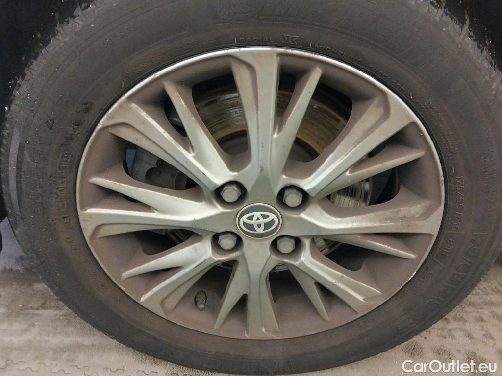  Toyota  Yaris TOYOTA  / 2017 / 5P / berlina con portón 1.5 100H Active #31