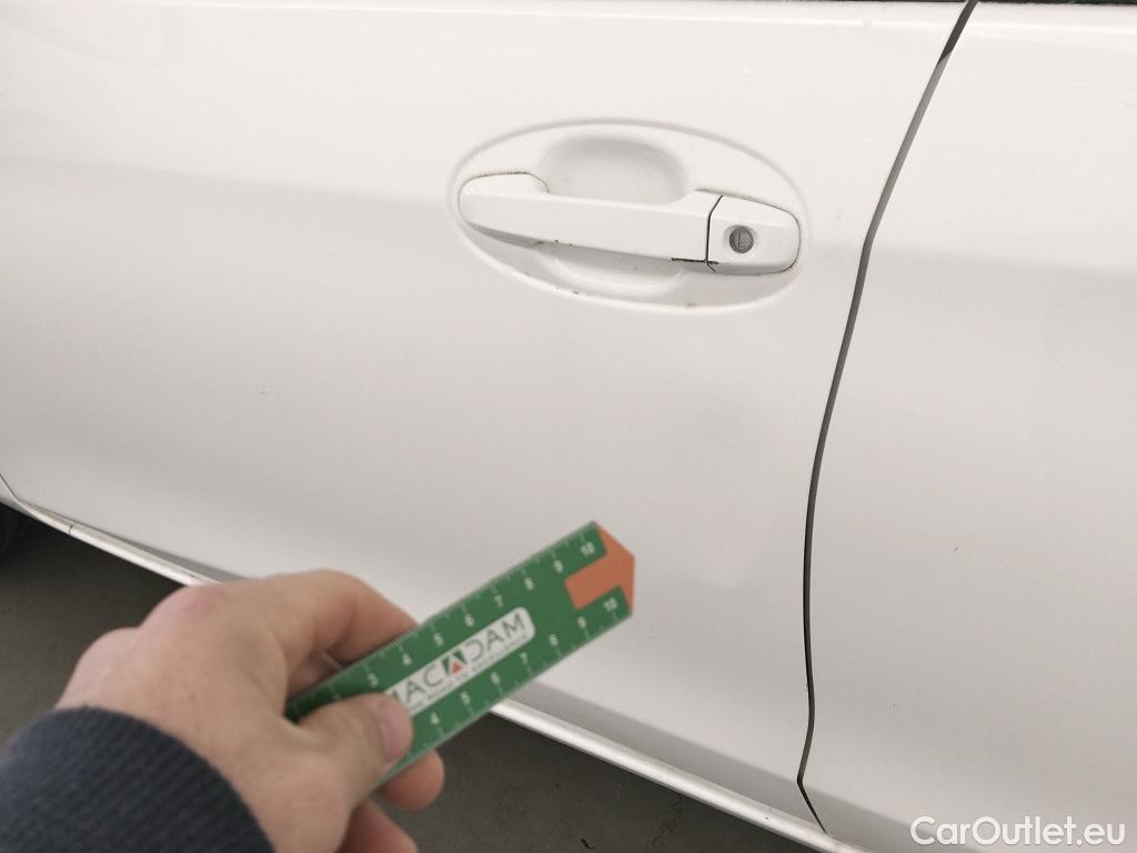  Toyota  Yaris TOYOTA  / 2017 / 5P / berlina con portón 1.5 100H Active #2