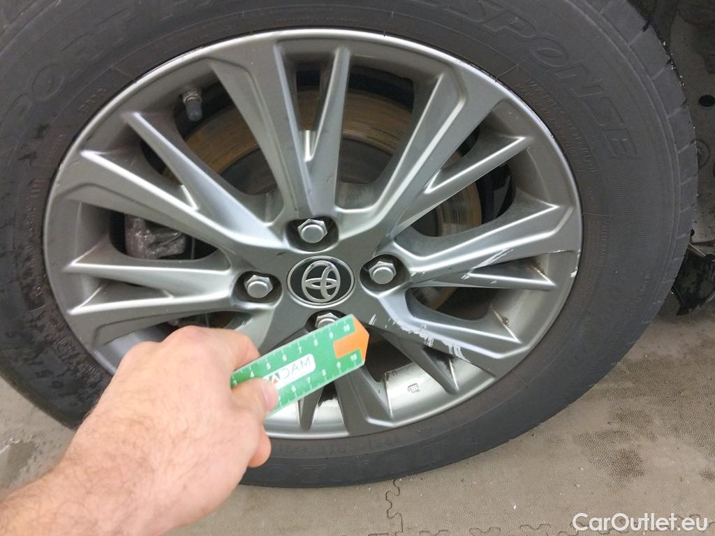  Toyota  Yaris TOYOTA  / 2017 / 5P / berlina con portón 1.5 100H Active #6