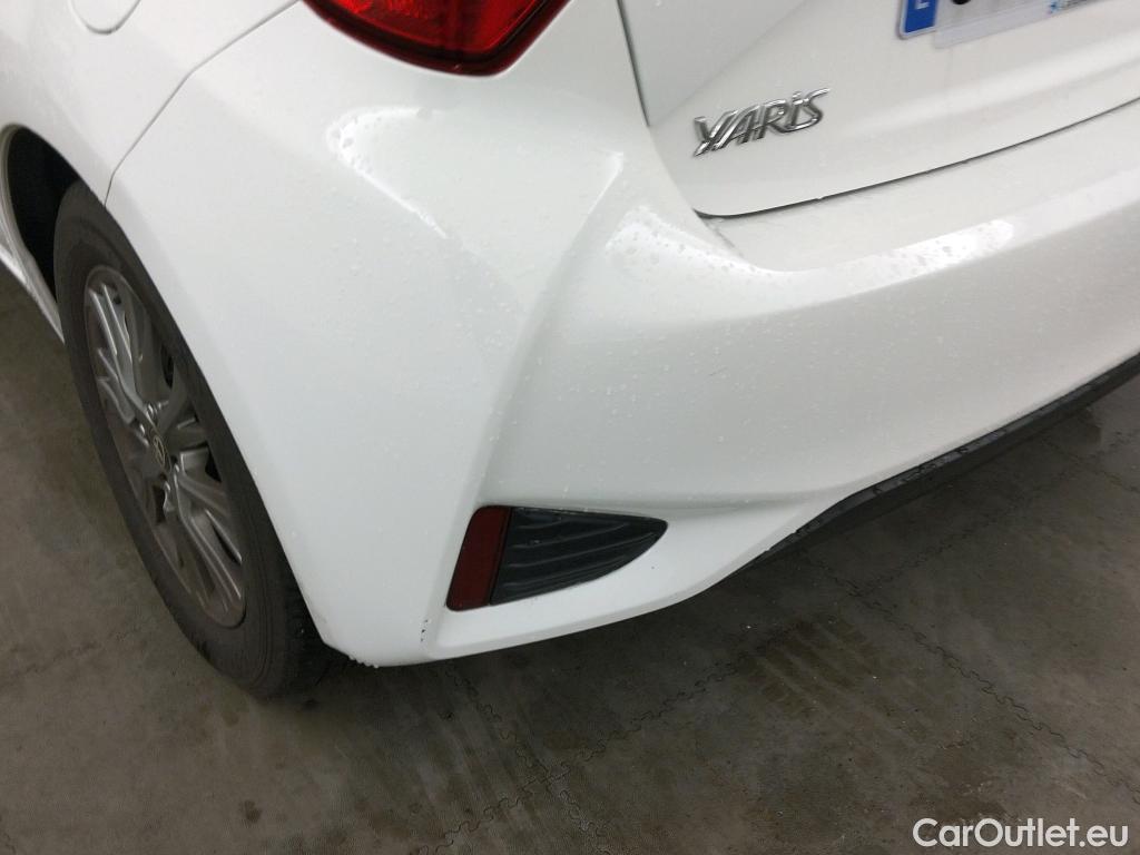  Toyota  Yaris TOYOTA  / 2017 / 5P / berlina con portón 1.5 100H Active #3