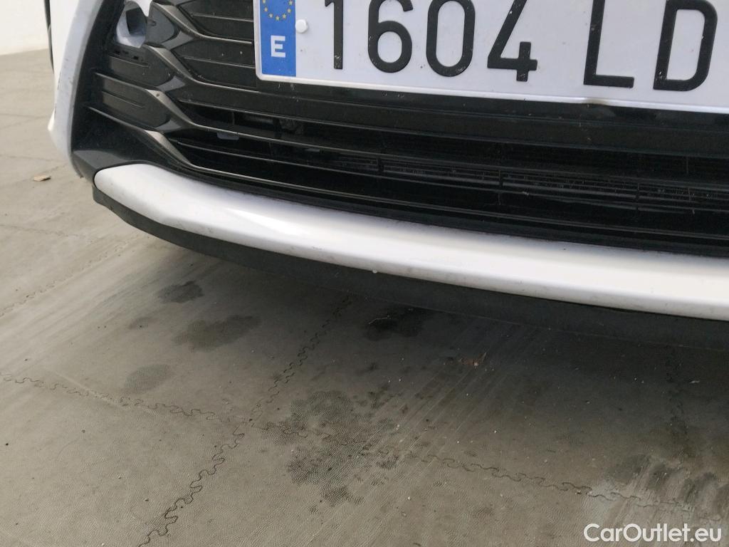  Toyota  Yaris TOYOTA  / 2017 / 5P / berlina con portón 1.5 100H Active #19