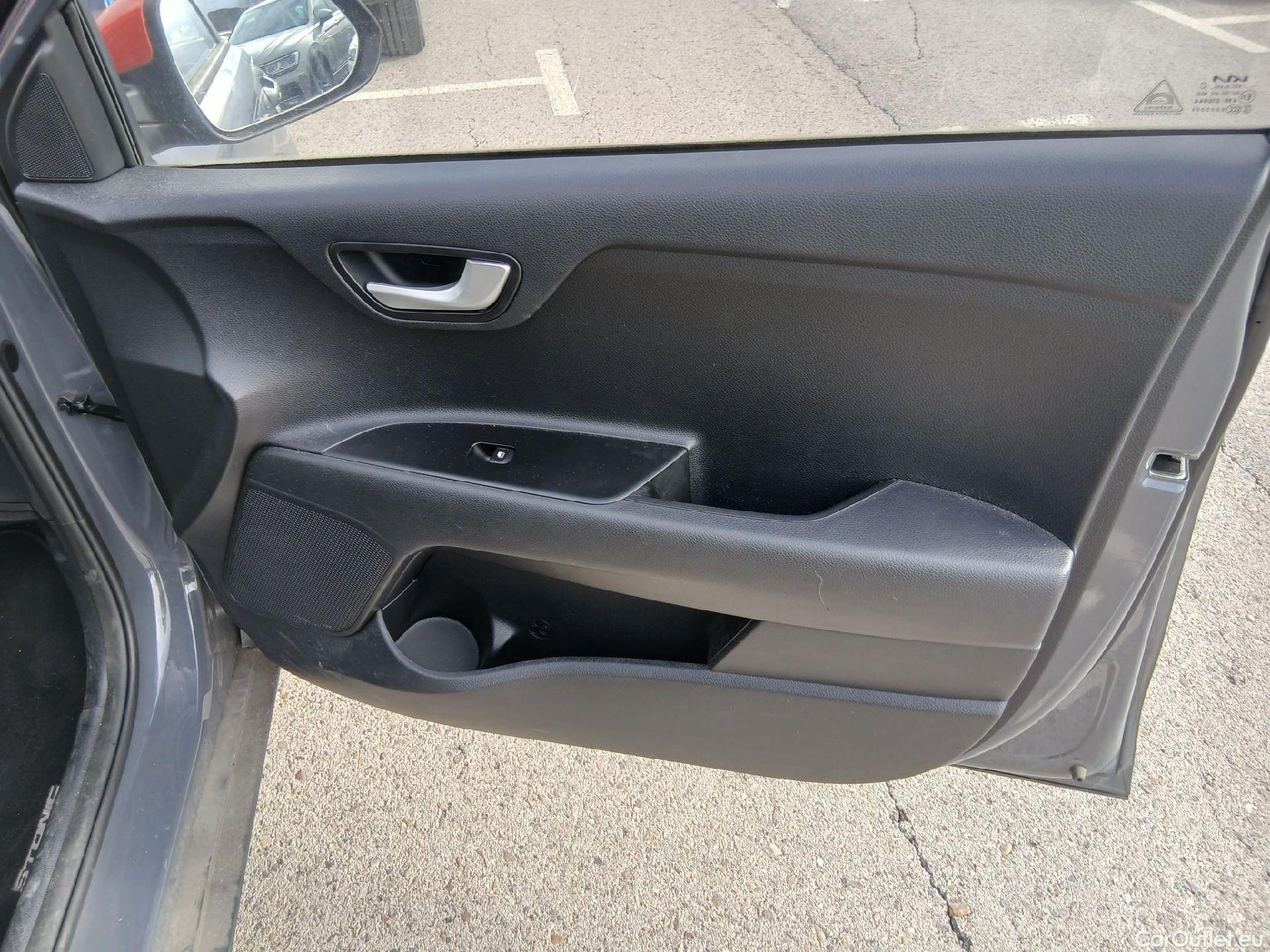  KIA  STONIC KIA  / 2017 / 5P / todoterreno 1.0 T-GDi 74kW (100CV) MHEV iMT Concept #36