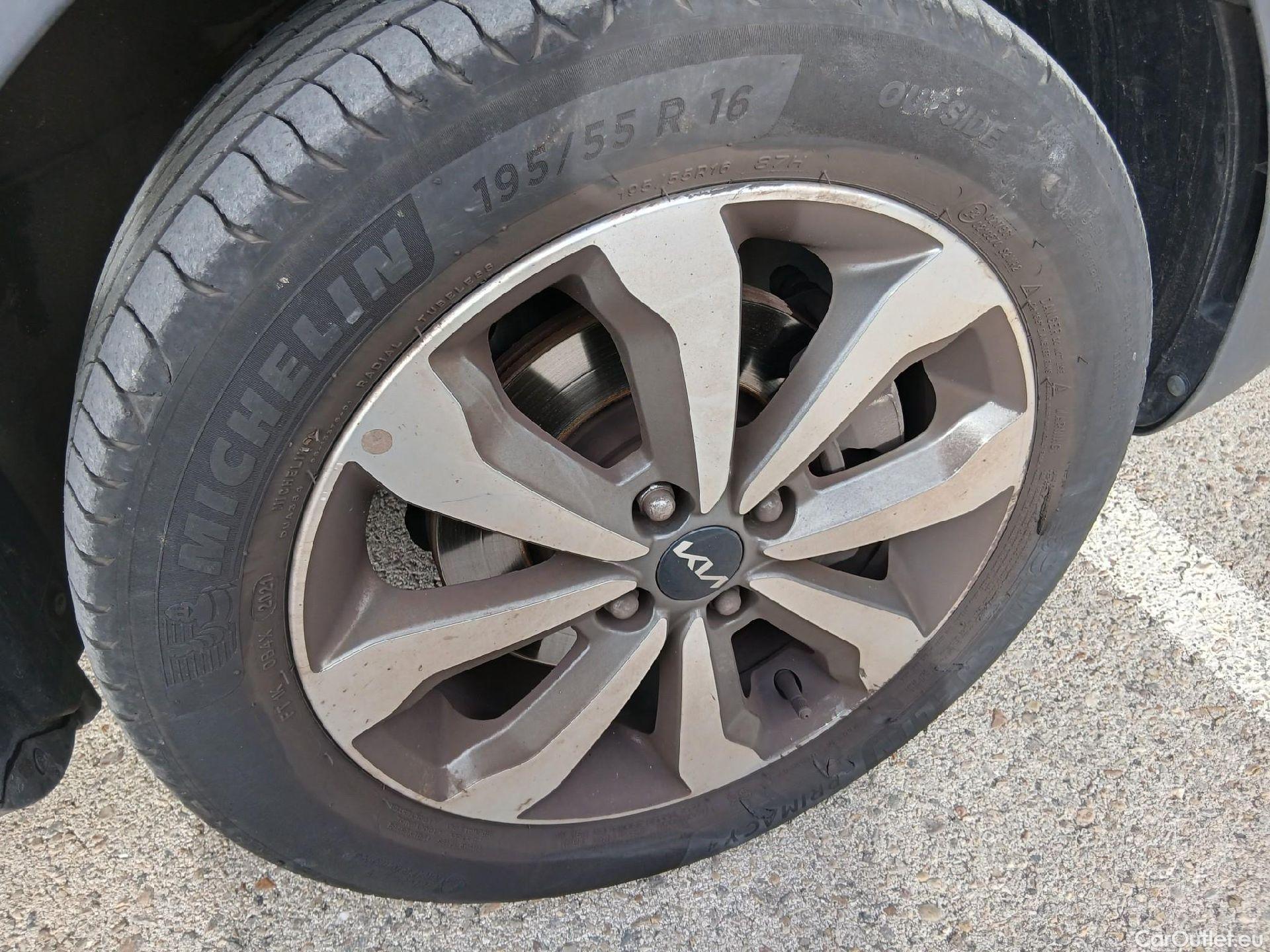  KIA  STONIC KIA  / 2017 / 5P / todoterreno 1.0 T-GDi 74kW (100CV) MHEV iMT Concept #4