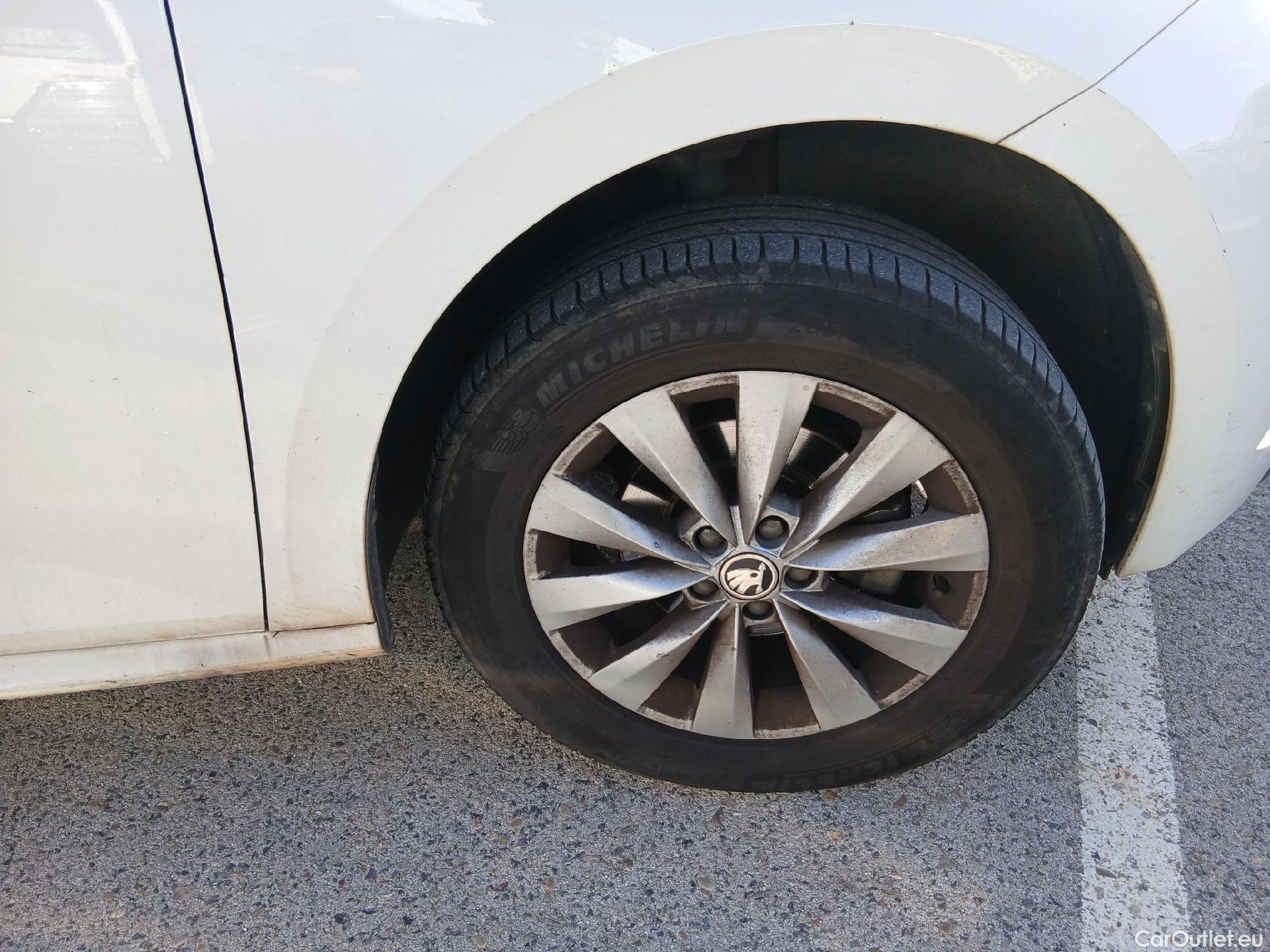  Skoda  KAMIQ SKODA  1.0 TSI 81kW (110CV) DSG Ambition (CX) #41