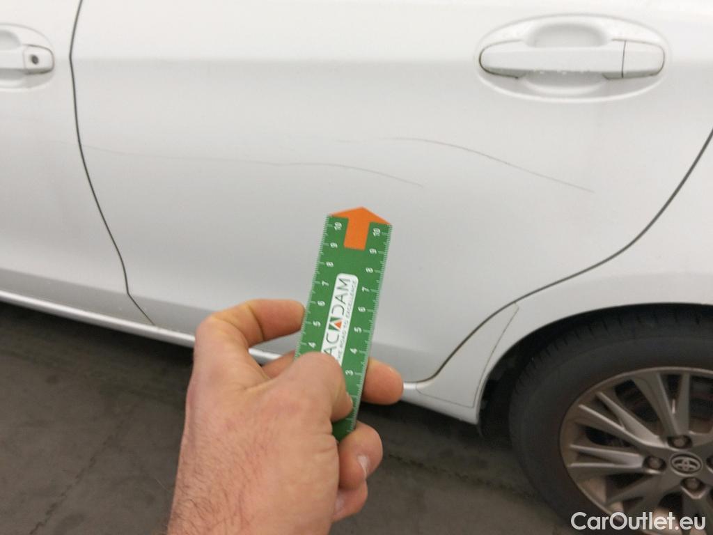  Toyota  Yaris TOYOTA  / 2017 / 5P / berlina con portón 1.5 100H Active #6