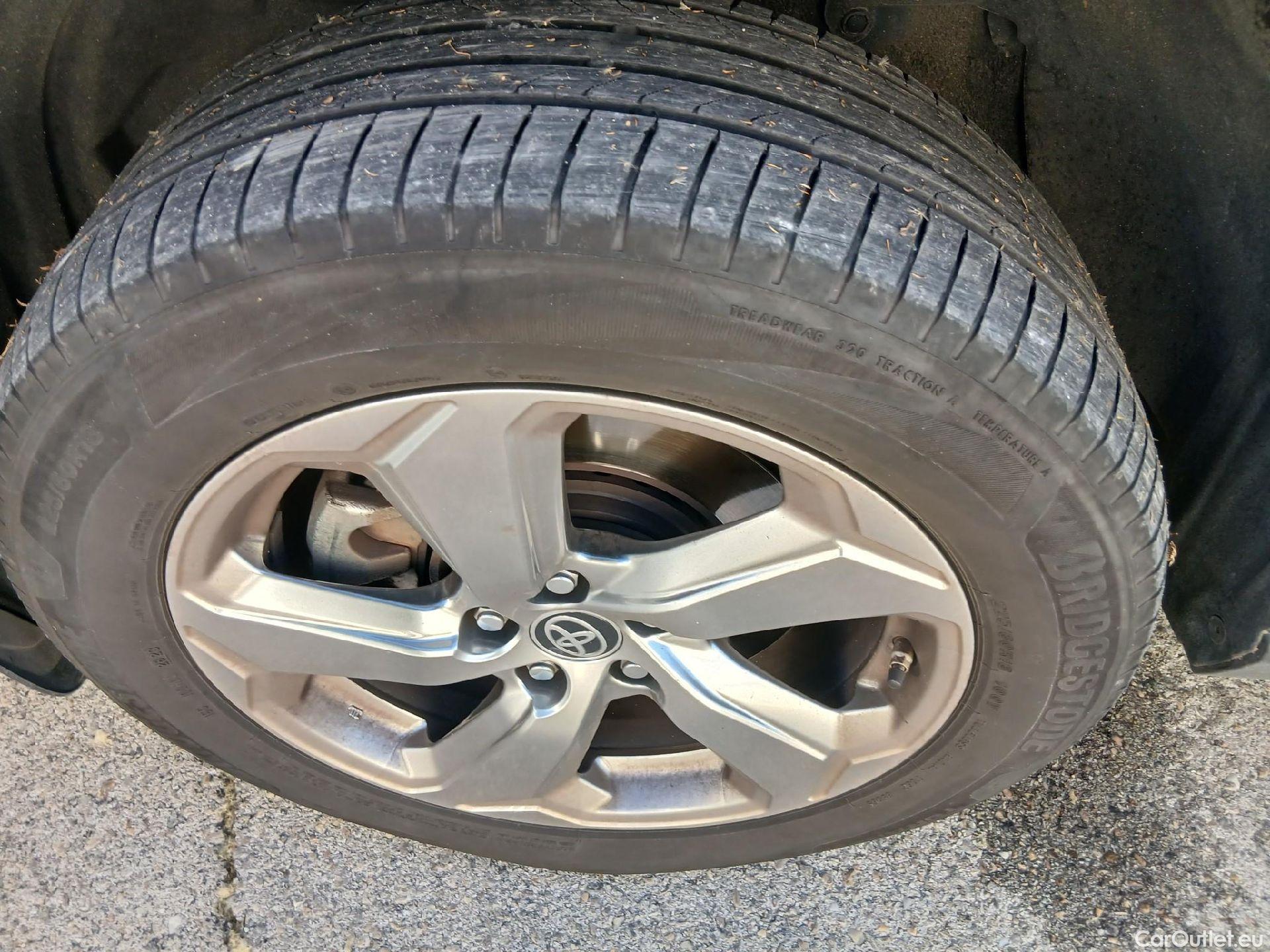  Toyota  RAV4 TOYOTA  / 2018 / 5P / todoterreno 2.5l 220H Advance #2