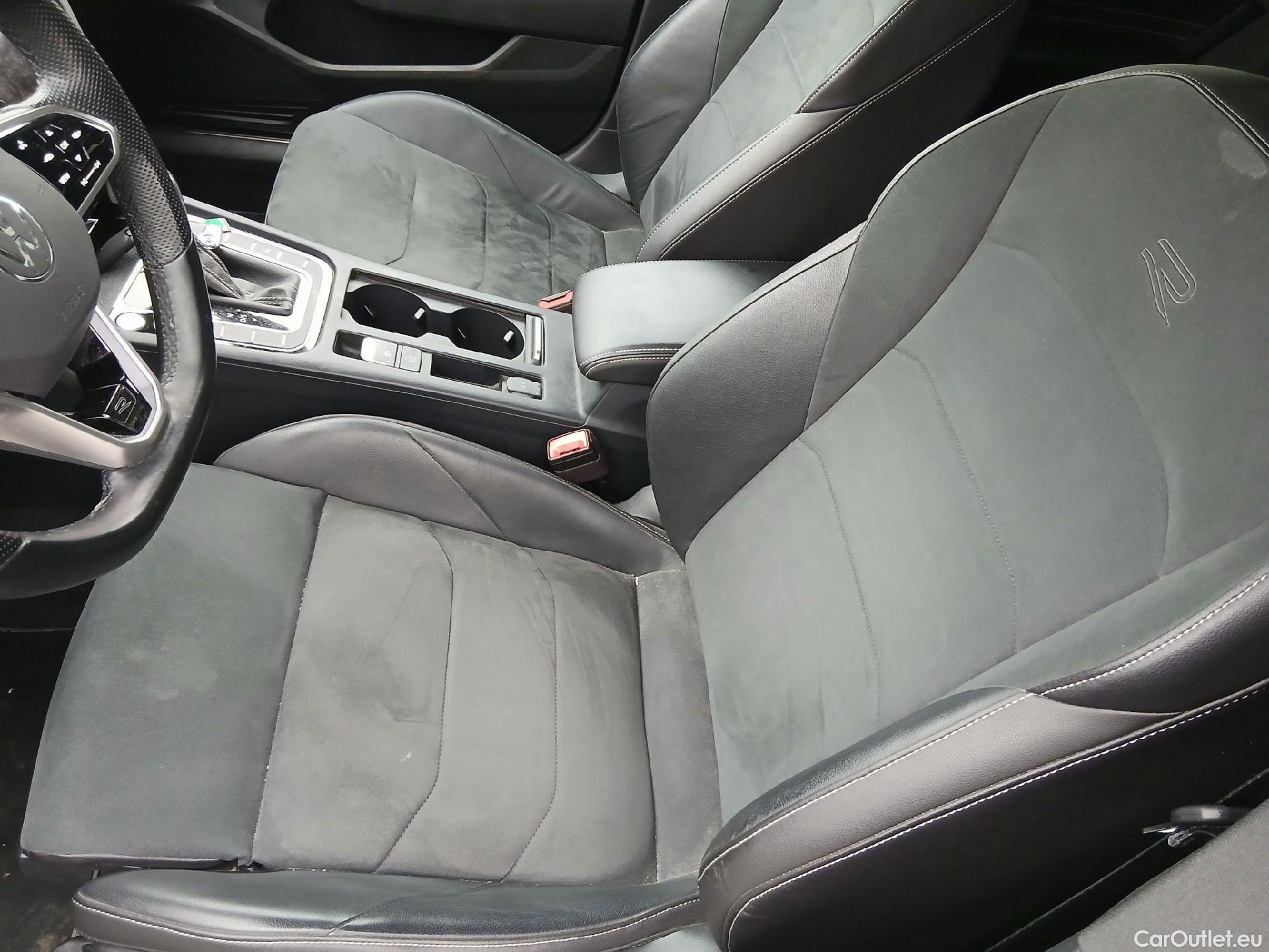  Volkswagen  Arteon VOLKSWAGEN  / 2020 / 5P / berlina con portón R-Line 2.0 TDI 147kW (200CV) DSG #56