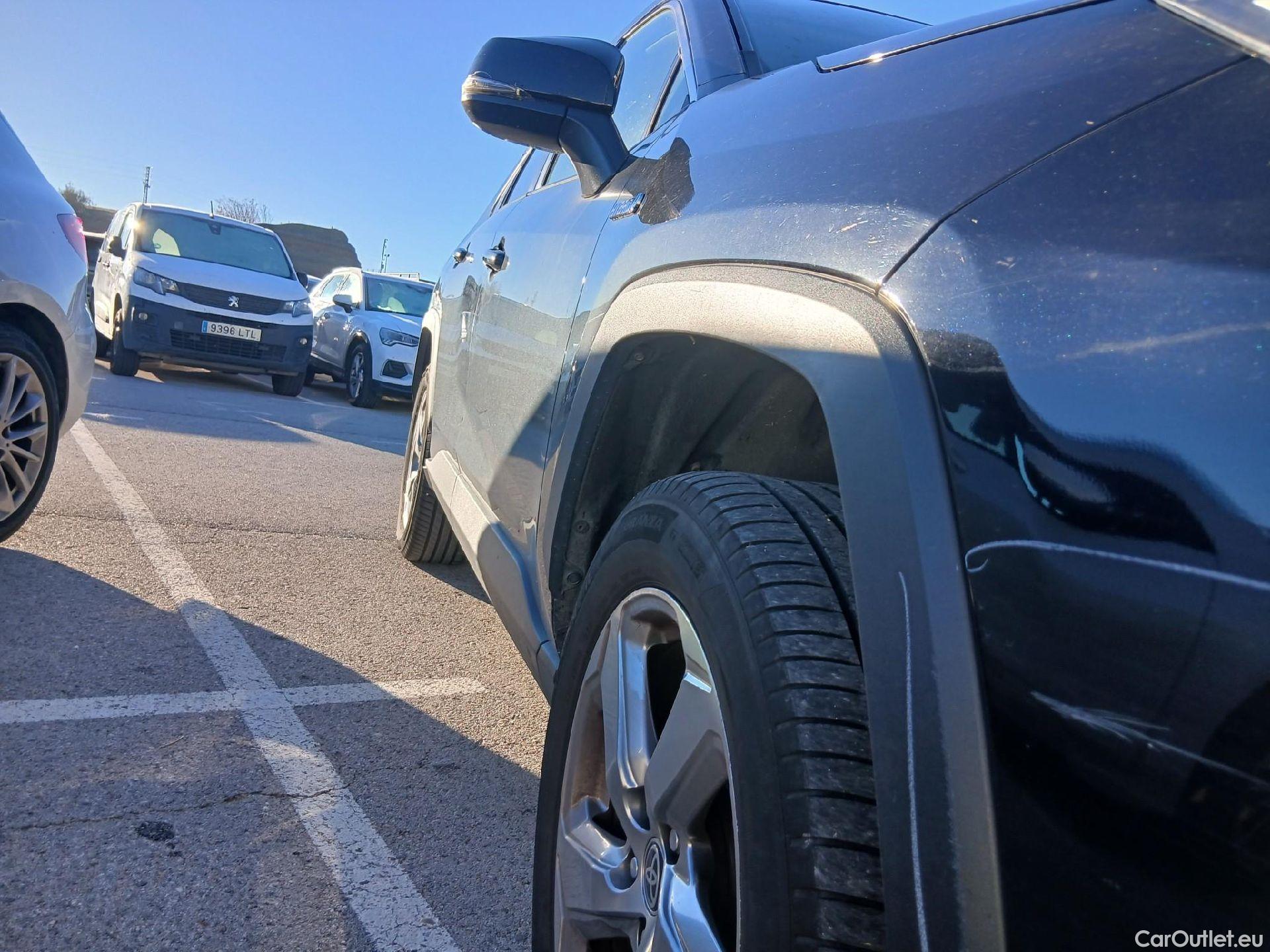  Toyota  RAV4 TOYOTA  / 2018 / 5P / todoterreno 2.5l 220H Advance #40