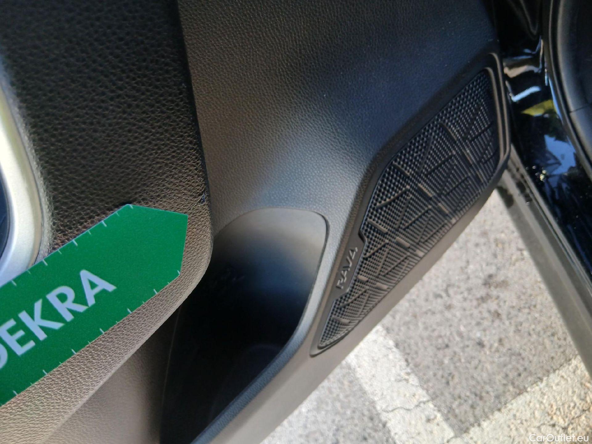  Toyota  RAV4 TOYOTA  / 2018 / 5P / todoterreno 2.5l 220H Advance #8