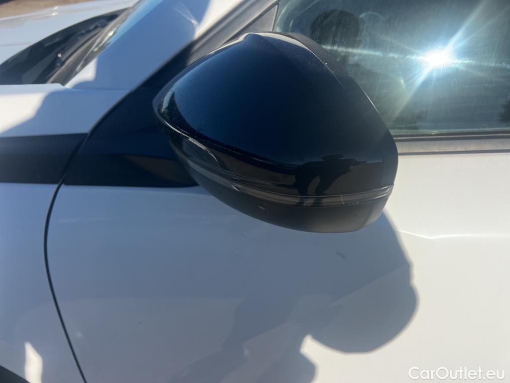  Peugeot  2008 PEUGEOT  / 2019 / 5P / todoterreno Allure BlueHDI 81kW (110CV) #21