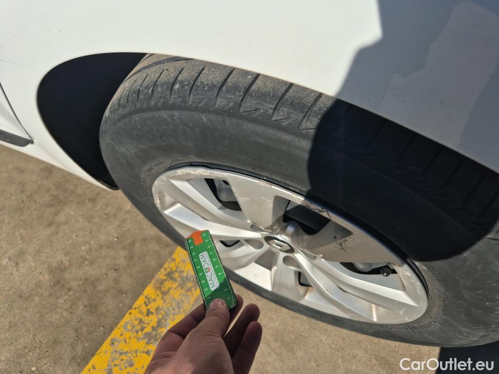  Renault  Clio RENAULT  / 2019 / 5P / berlina con portón Life SCe 49 kW (67CV) #13