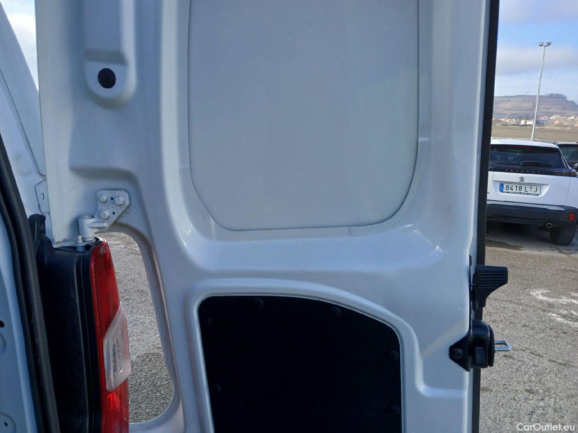  Peugeot  Partner PEUGEOT  / 2018 / 3P / furgón derivado de turismo Pro Standard 600kg BlueHDi 73kW #4