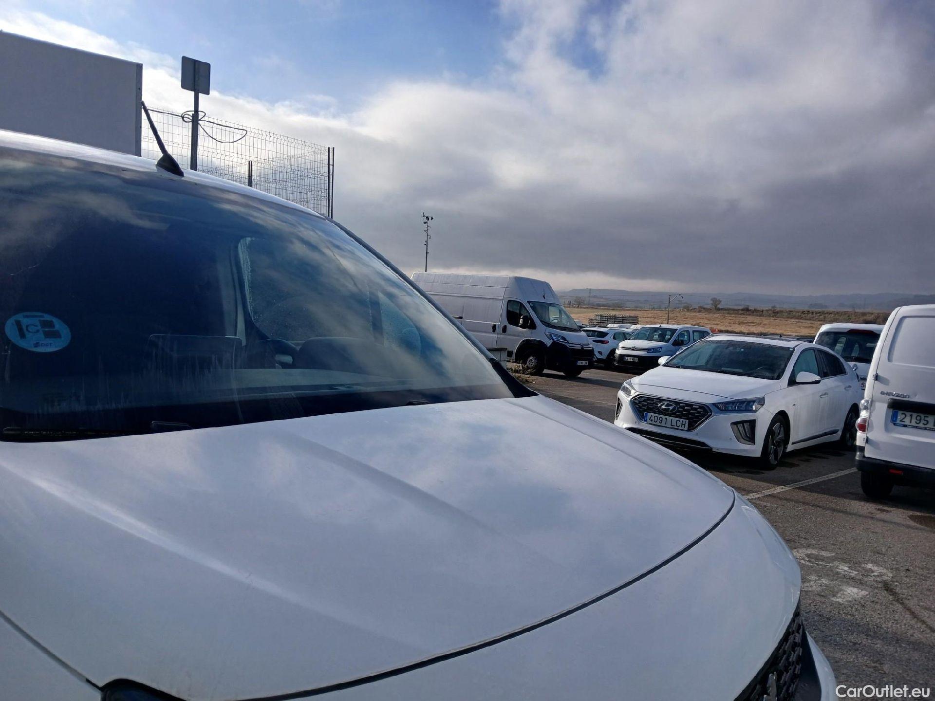  Peugeot  Partner PEUGEOT  / 2018 / 3P / furgón derivado de turismo Pro Standard 600kg BlueHDi 73kW #9