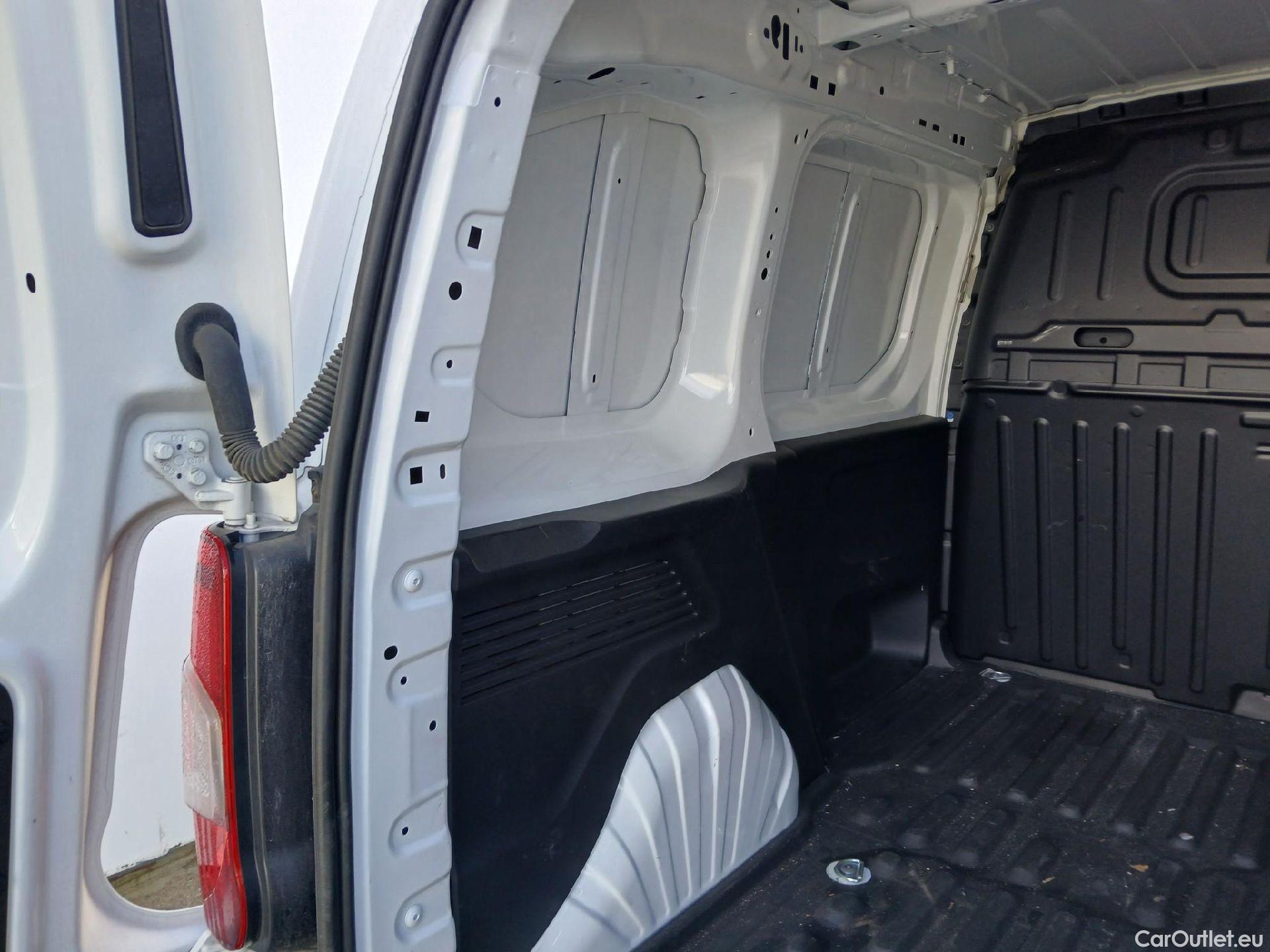  Peugeot  Partner PEUGEOT  / 2018 / 3P / furgón derivado de turismo Pro Standard 600kg BlueHDi 73kW #2