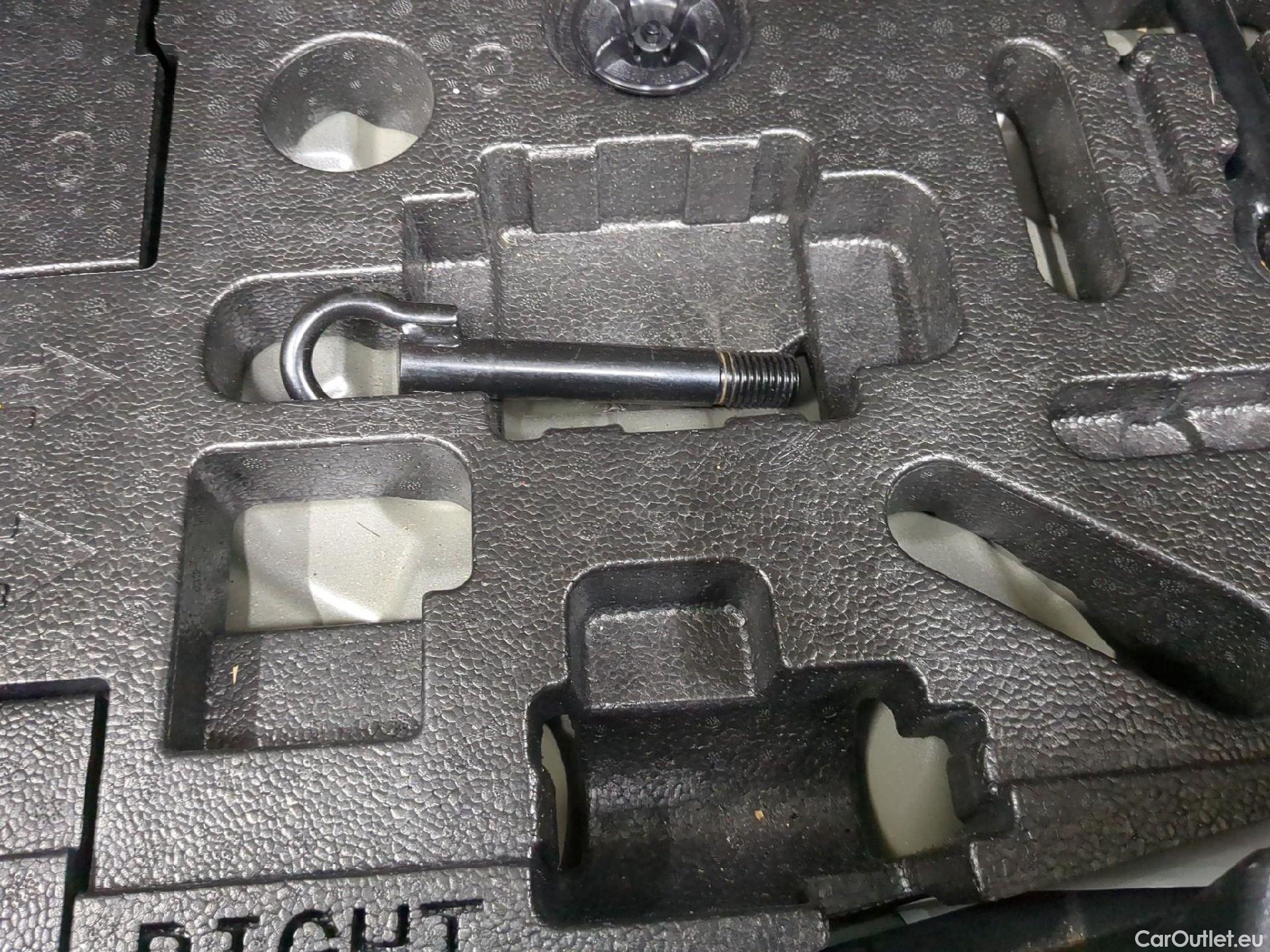  Nissan  Juke NISSAN  / 2019 / 5P / Crossover Hybrid 143 Business + #11