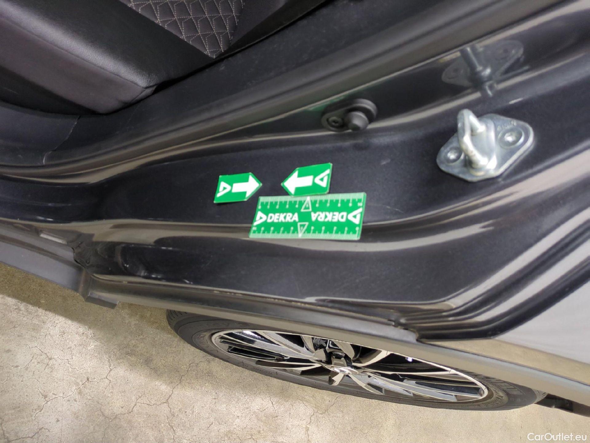  Toyota  C-HR TOYOTA  / 2016 / 5P / SUV 2.0 HYBRIDE 184 DISTINCTIVE #2