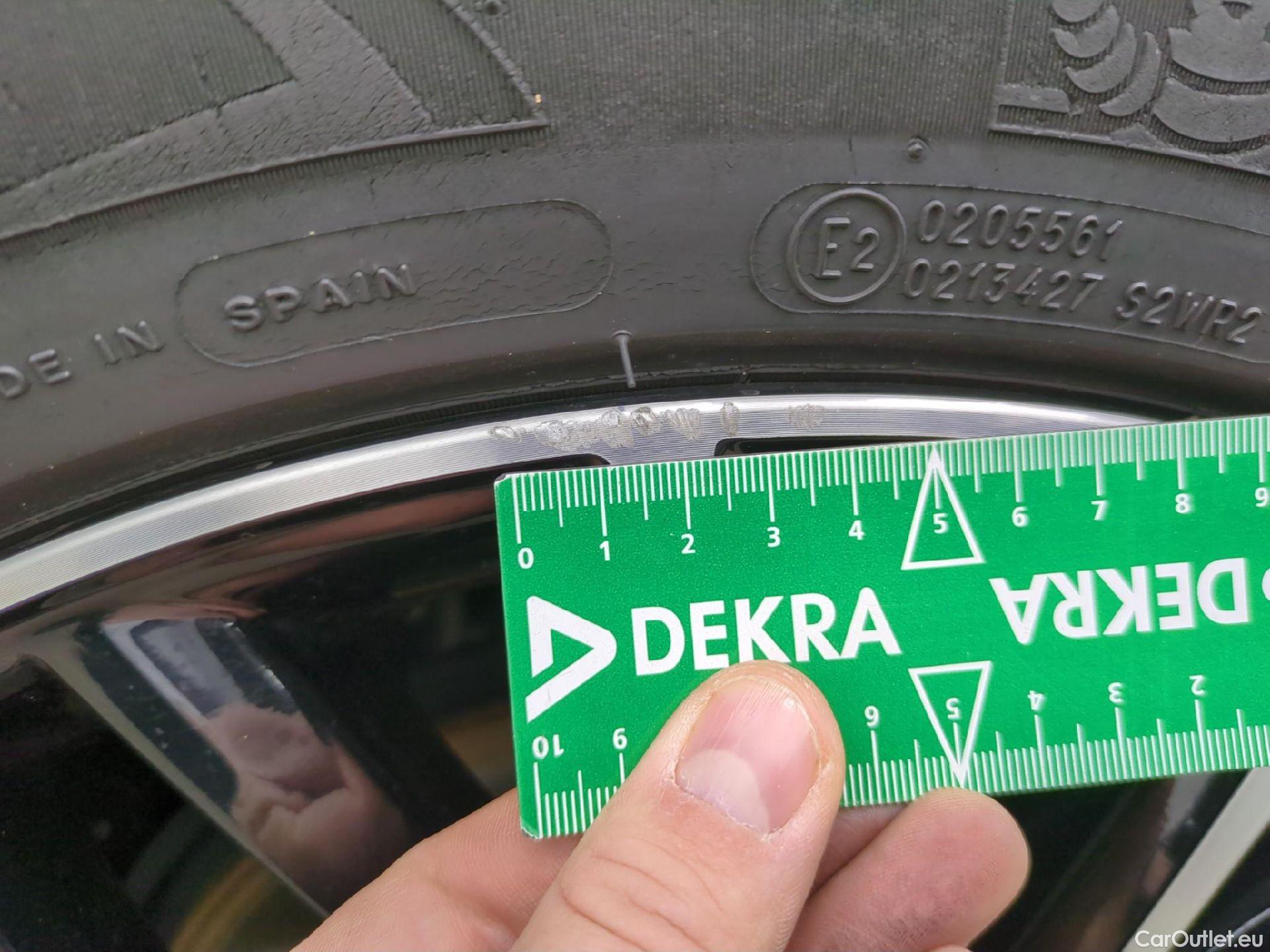  Toyota  C-HR TOYOTA  / 2016 / 5P / SUV 2.0 HYBRIDE 184 DISTINCTIVE #13