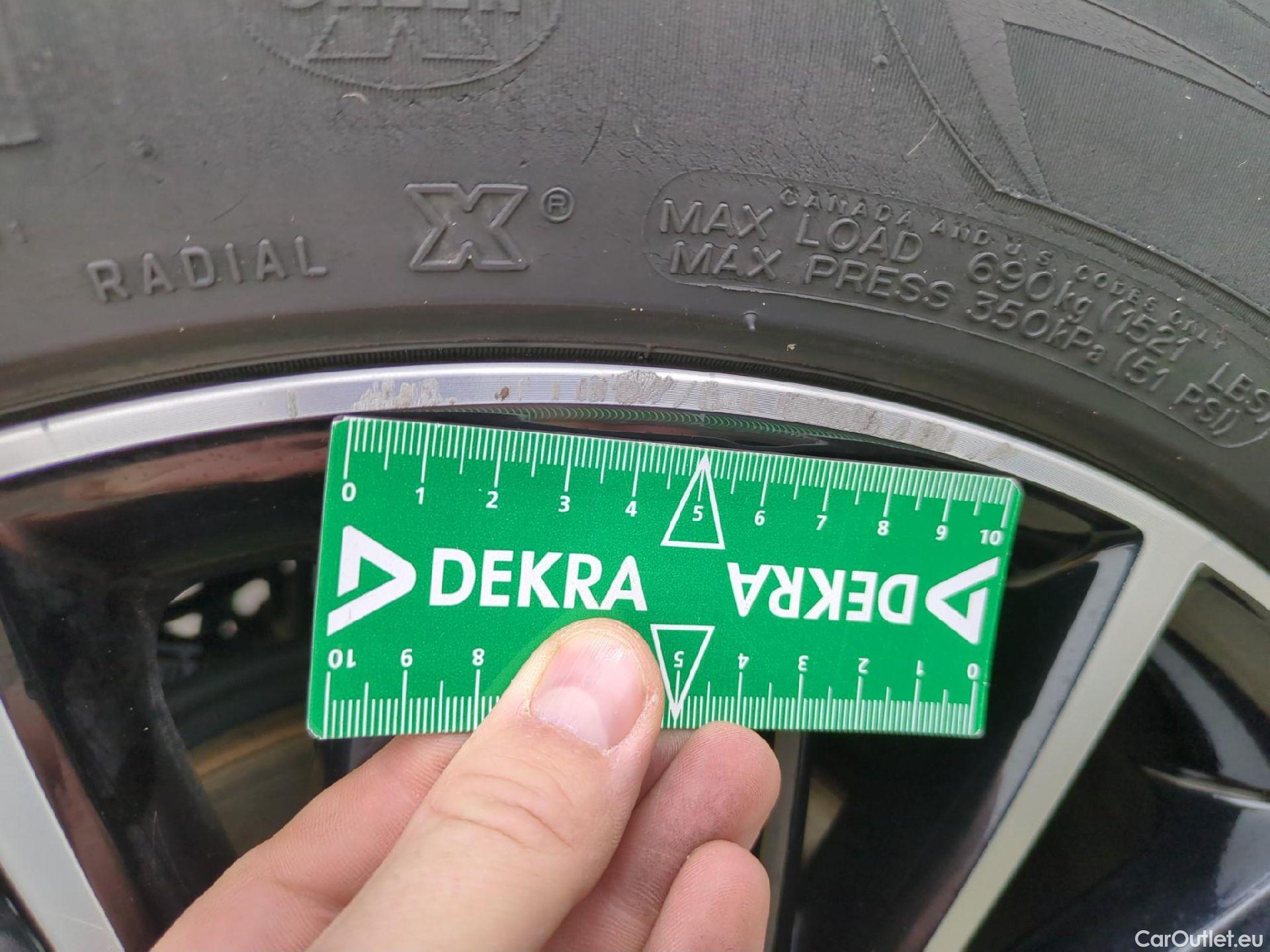  Toyota  C-HR TOYOTA  / 2016 / 5P / SUV 2.0 HYBRIDE 184 DISTINCTIVE #18