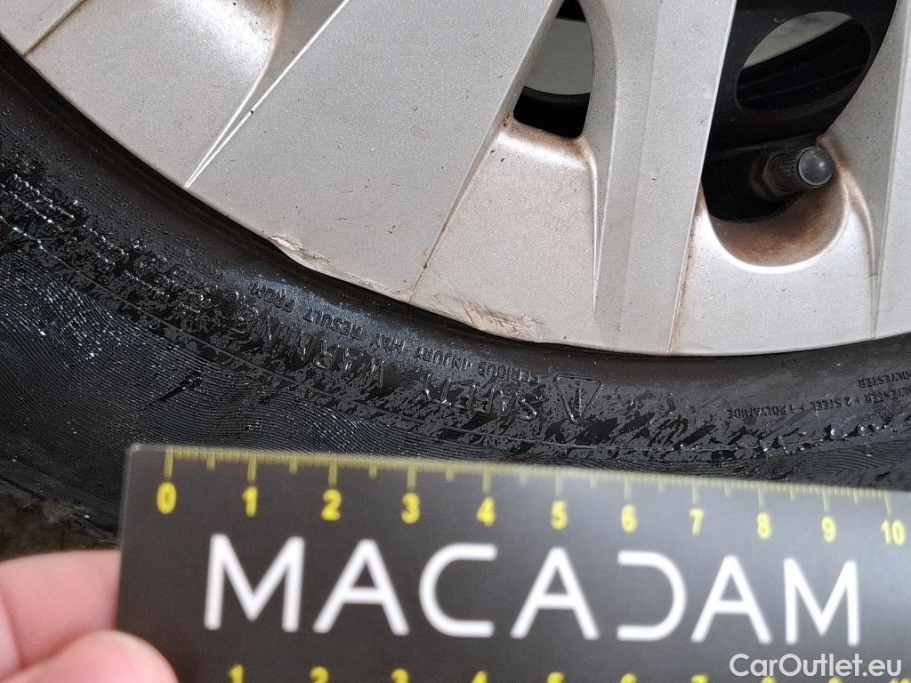  Toyota  Yaris TOYOTA  Hybride / 2019 / 5P / Berline Hybride 116h Dynamic #14