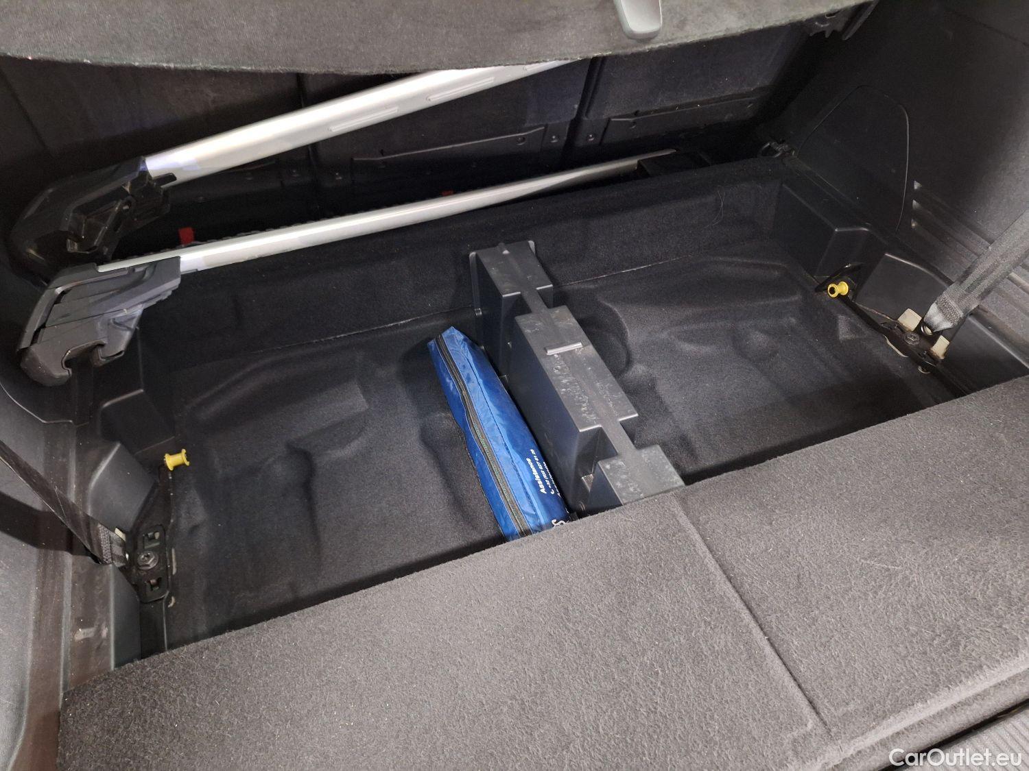  Peugeot  5008 Peugeot,  '16, Peugeot  1.2 PureTech 96kW S&S EAT8 Active 5d #42