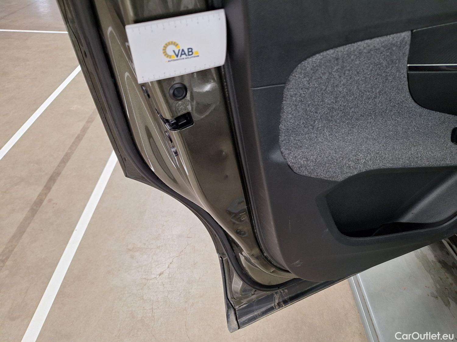  Peugeot  5008 Peugeot,  '16, Peugeot  1.2 PureTech 96kW S&S EAT8 Active 5d #40