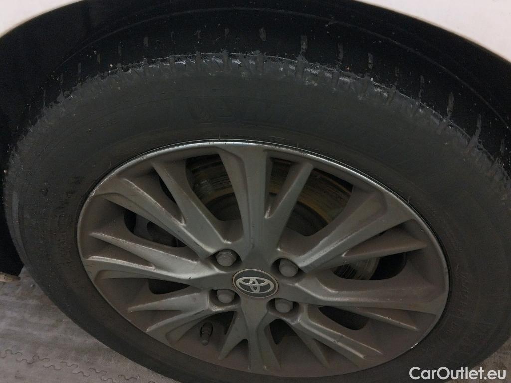  Toyota  Yaris TOYOTA  / 2017 / 5P / berlina con portón 1.5 100H Active #17