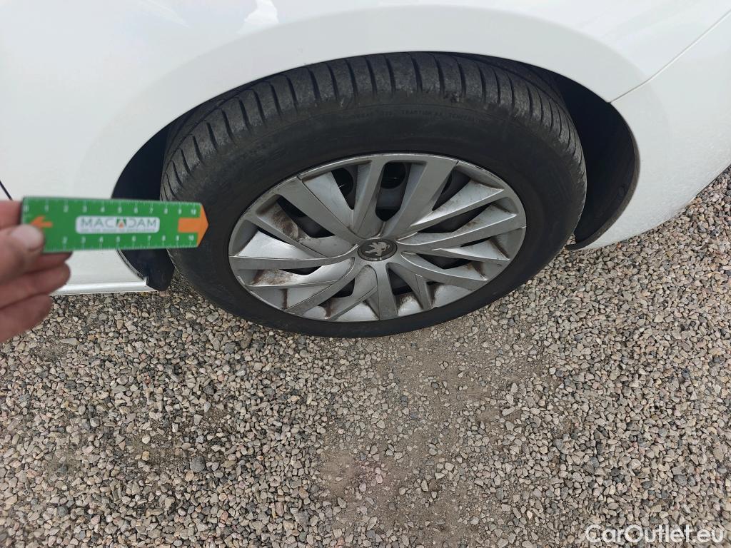  Peugeot  308 PEUGEOT  / 2017 / 5P / berlina con portón 5p Active BlueHDi 130 S&S #6