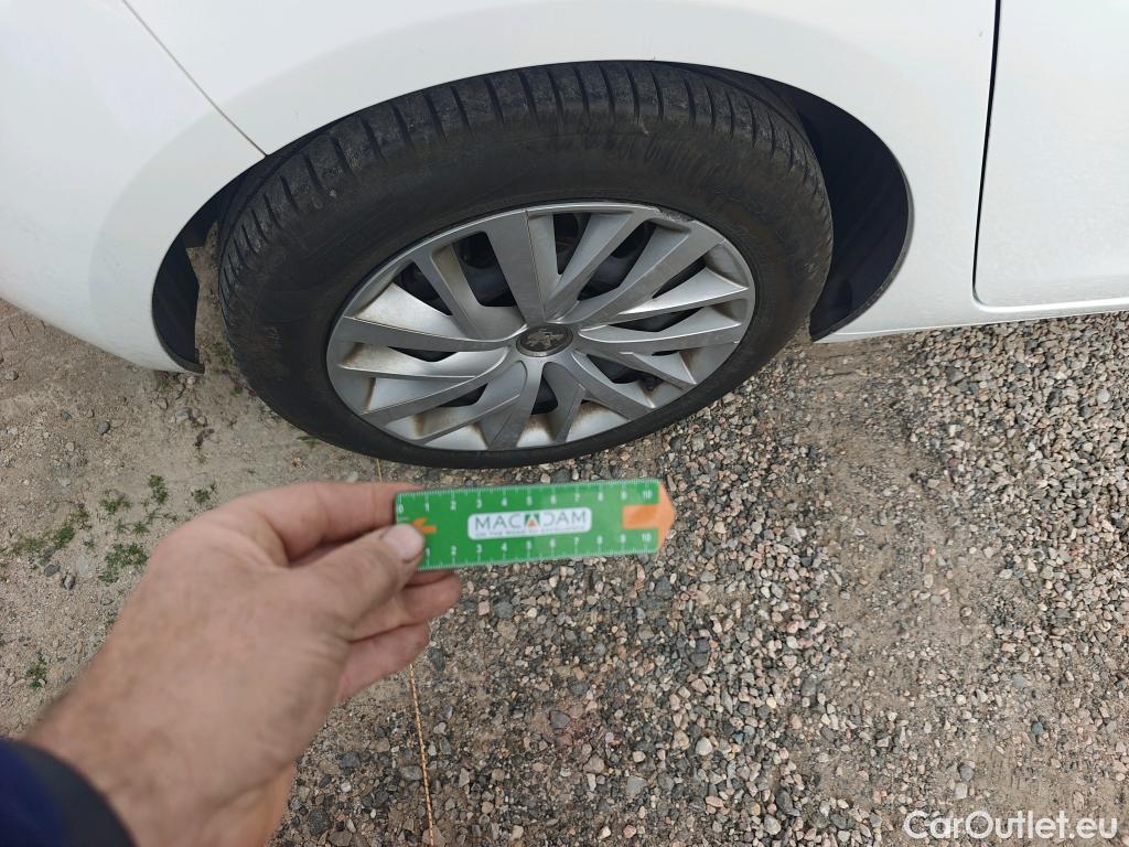  Peugeot  308 PEUGEOT  / 2017 / 5P / berlina con portón 5p Active BlueHDi 130 S&S #3