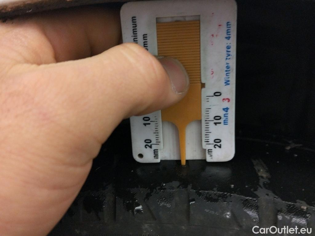  Toyota  Yaris TOYOTA  / 2017 / 5P / berlina con portón 1.5 100H Active #18