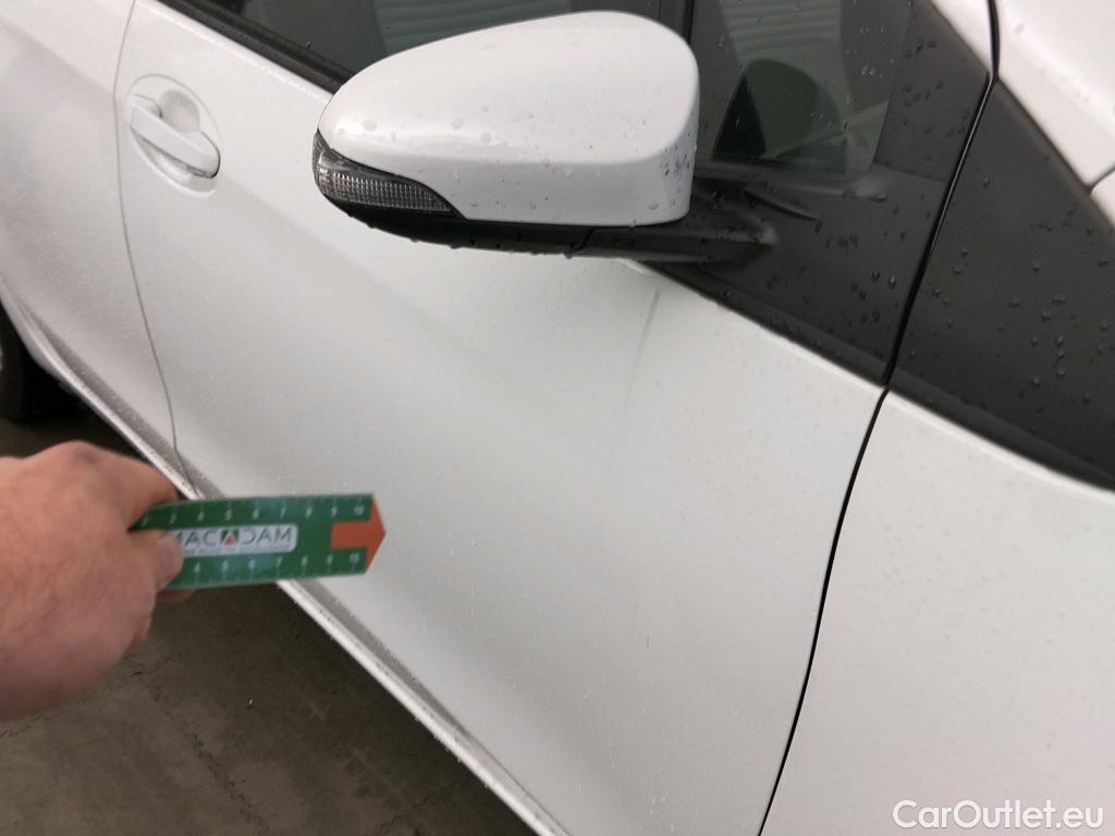  Toyota  Yaris TOYOTA  / 2017 / 5P / berlina con portón 1.5 100H Active #2