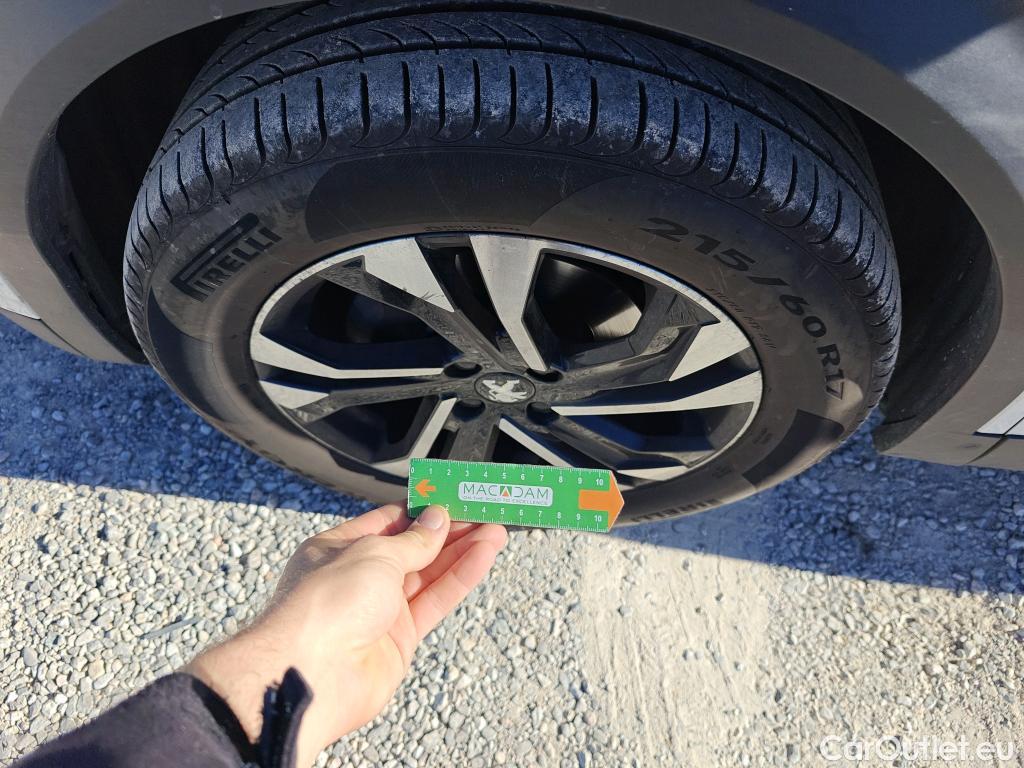  Peugeot  2008 PEUGEOT  / 2019 / 5P / todoterreno Allure BlueHDI 81kW (110CV) #63