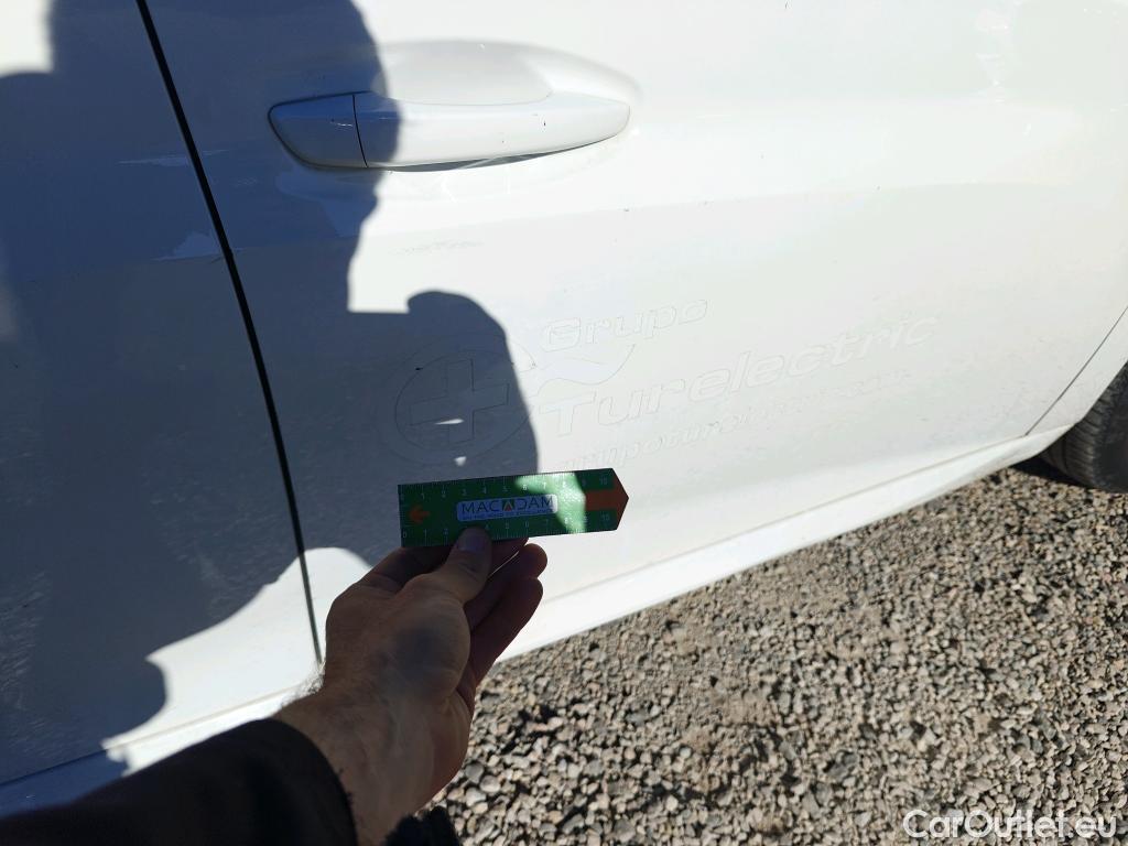  Peugeot  208 PEUGEOT  / 2019 / 5P / berlina con portón BlueHDi 73kW (100CV) Allure #37