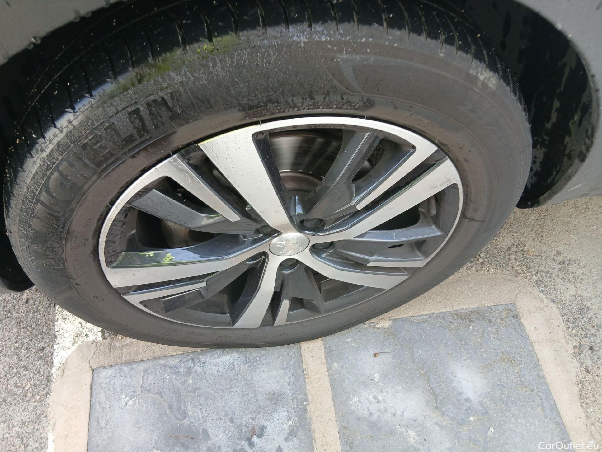  Peugeot  3008 PEUGEOT  / 2016 / 5P / todoterreno 1.2 PURETECH 96KW (130CV) ALLURE S&S (CX) #3