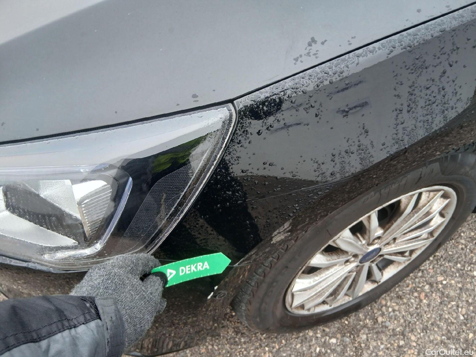  Ford  Focus FORD  / 2018 / 5P / berlina con portón 2.0 Ecoblue 110kW Titanium Auto #4