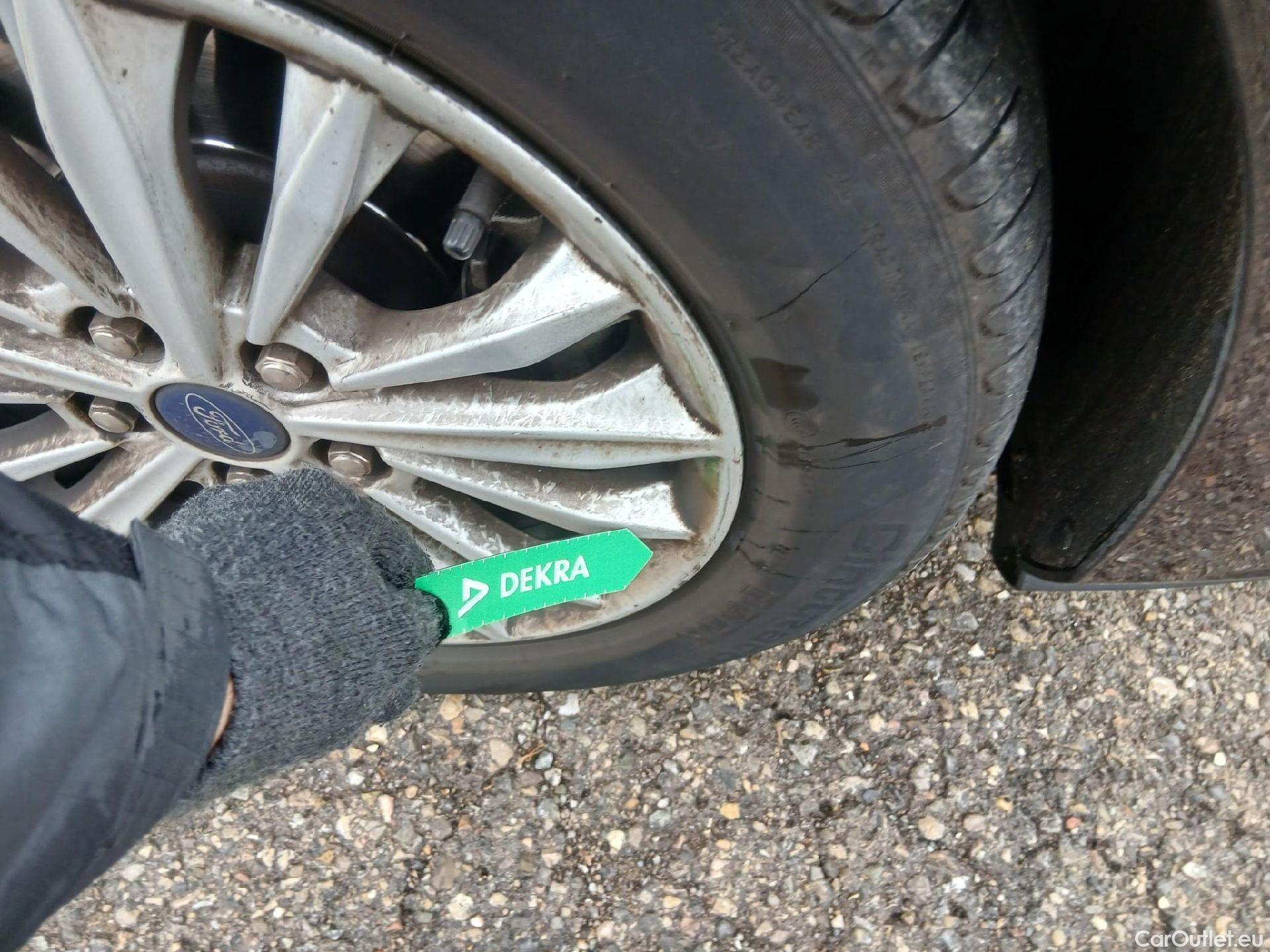  Ford  Focus FORD  / 2018 / 5P / berlina con portón 2.0 Ecoblue 110kW Titanium Auto #21