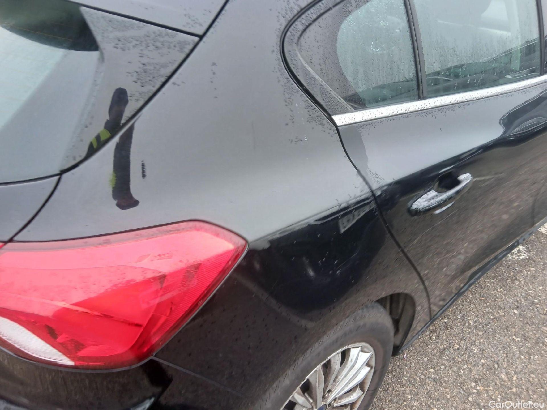  Ford  Focus FORD  / 2018 / 5P / berlina con portón 2.0 Ecoblue 110kW Titanium Auto #12