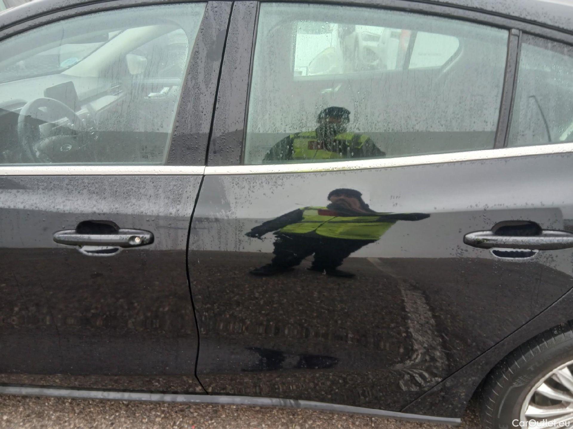  Ford  Focus FORD  / 2018 / 5P / berlina con portón 2.0 Ecoblue 110kW Titanium Auto #6