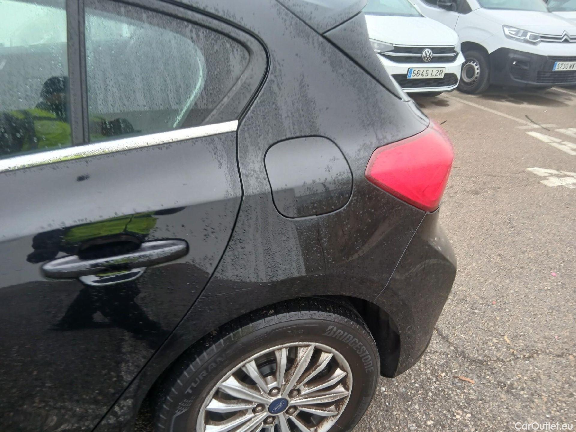  Ford  Focus FORD  / 2018 / 5P / berlina con portón 2.0 Ecoblue 110kW Titanium Auto #8