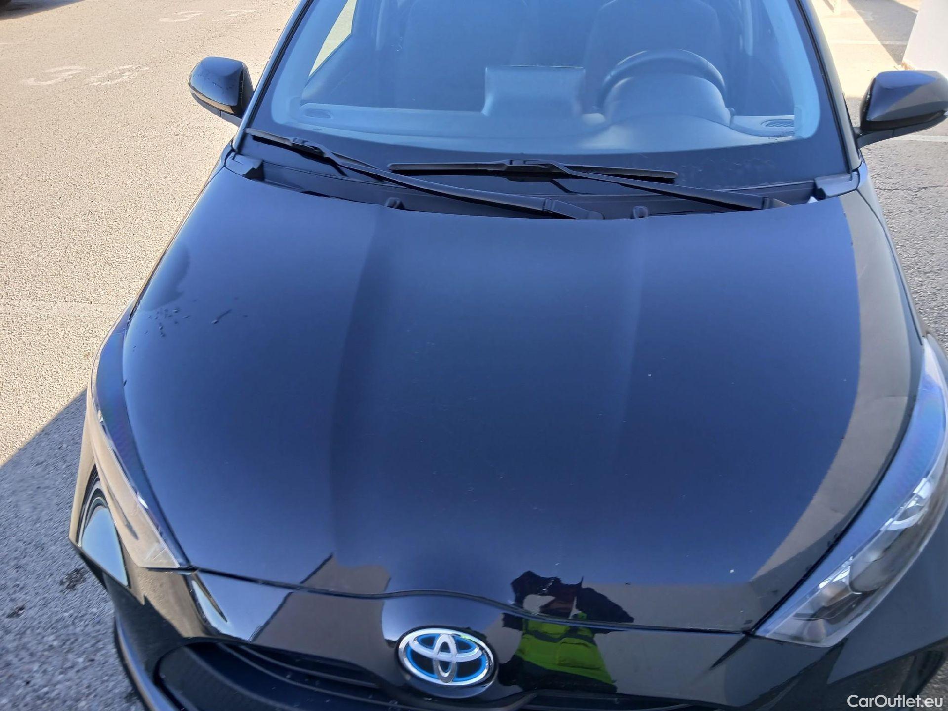  Toyota  Yaris TOYOTA  / 2020 / 5P / berlina con portón 1.5 120H Active Tech #1