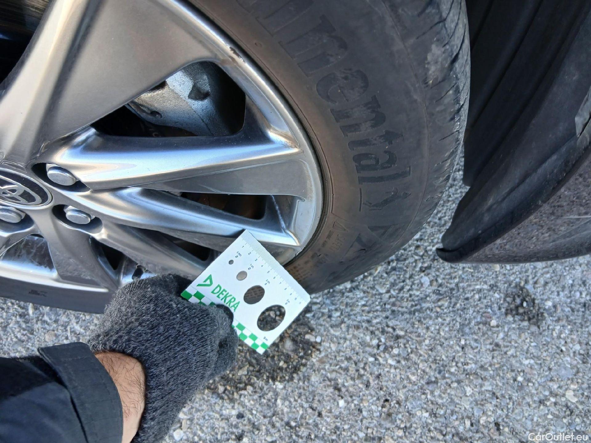  Toyota  Yaris TOYOTA  / 2020 / 5P / berlina con portón 1.5 120H Active Tech #29