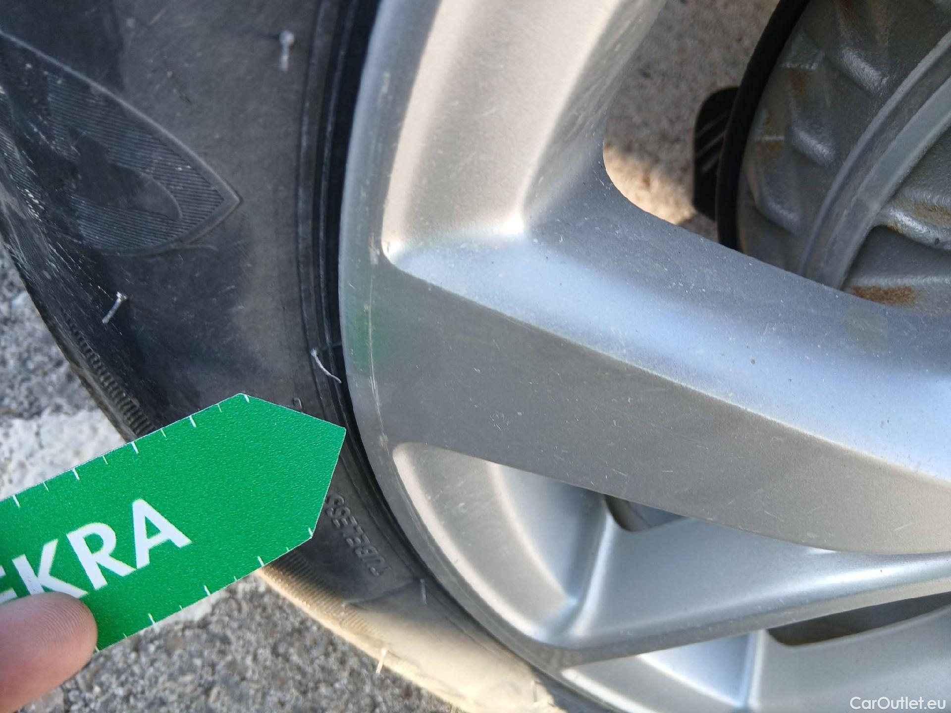  Renault  Zoe RENAULT  / 2013 / 5P / berlina con portón Limited 40 R110 -18 #16