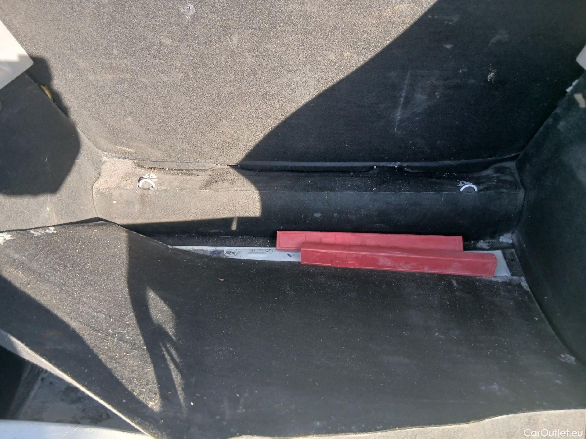  Renault  Zoe RENAULT  / 2013 / 5P / berlina con portón Limited 40 R110 -18 #39