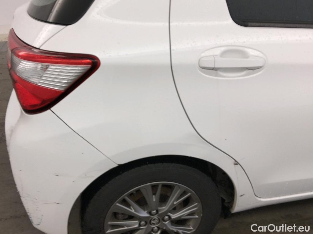  Toyota  Yaris TOYOTA  / 2017 / 5P / berlina con portón 1.5 100H Active #1