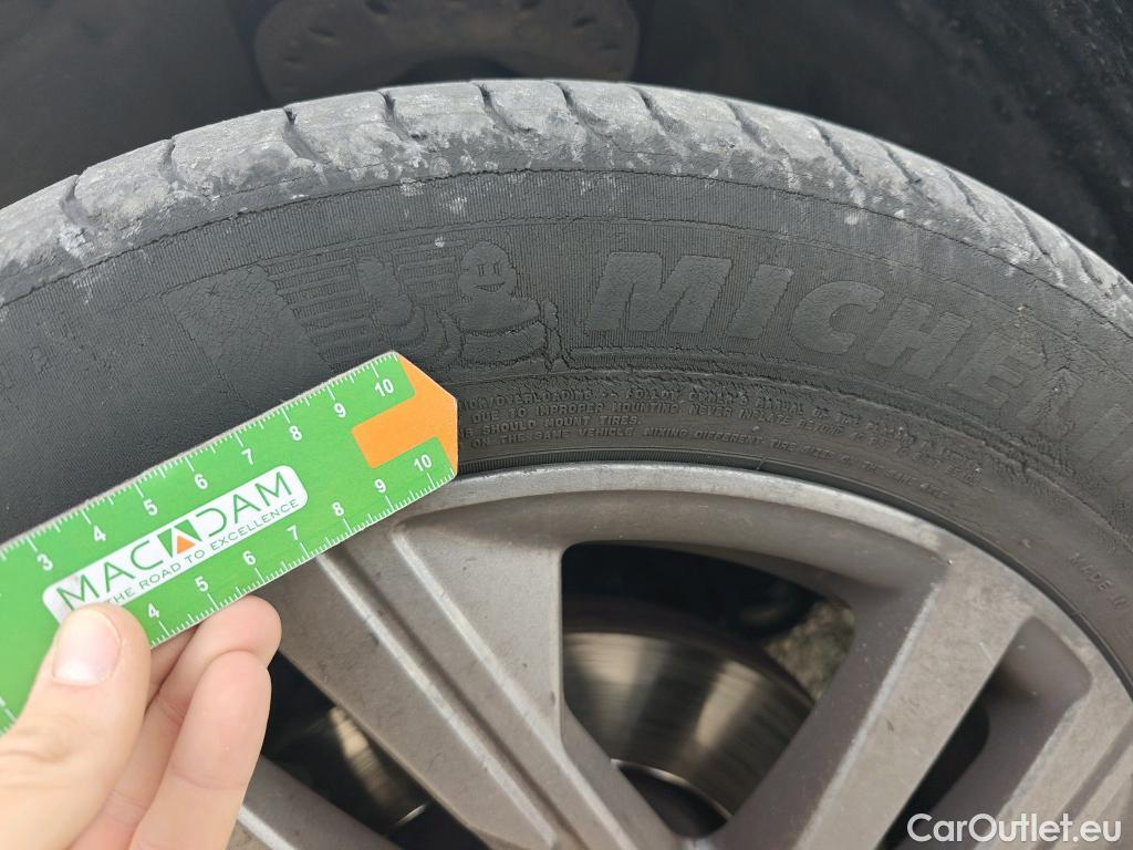  Peugeot  208 PEUGEOT  / 2019 / 5P / berlina con portón BlueHDi 73kW (100CV) Active Pack (AC) #22