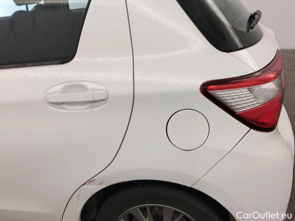  Toyota  Yaris TOYOTA  / 2017 / 5P / berlina con portón 1.5 100H Active #3