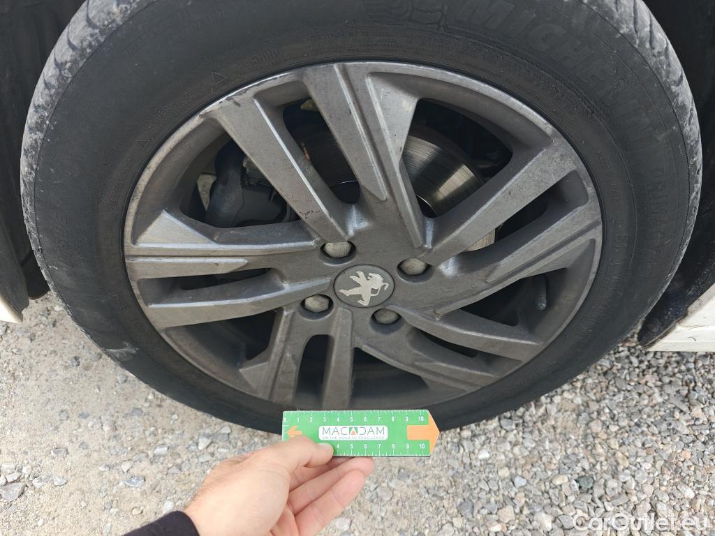  Peugeot  208 PEUGEOT  / 2019 / 5P / berlina con portón BlueHDi 73kW (100CV) Active Pack (AC) #37