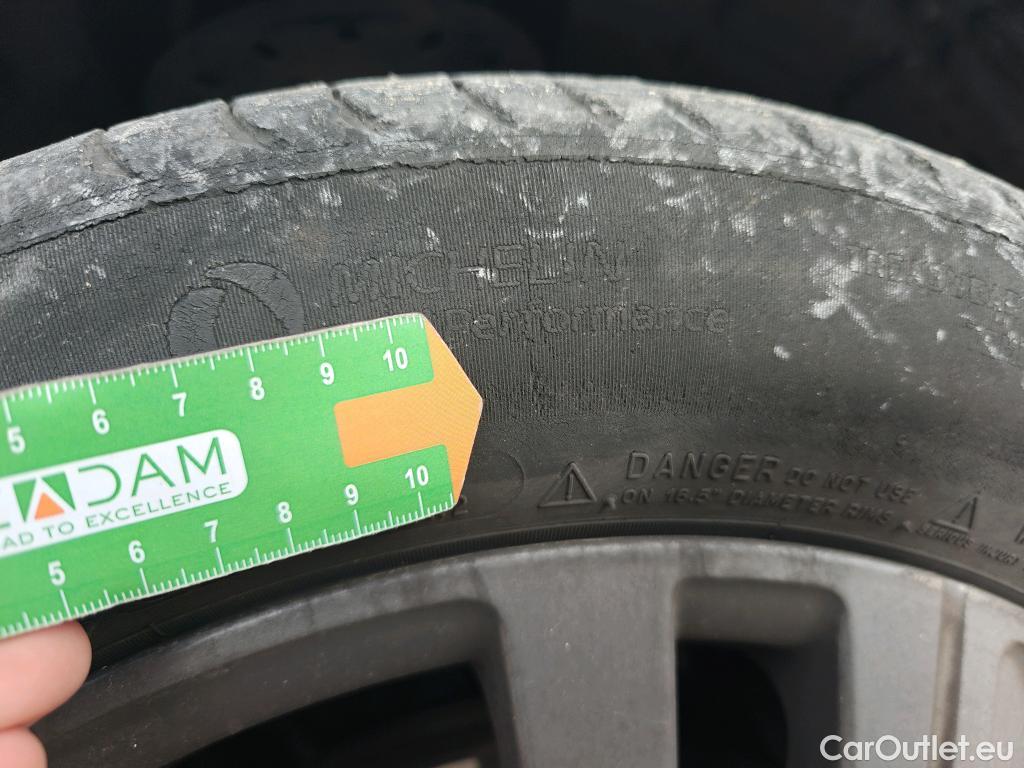  Peugeot  208 PEUGEOT  / 2019 / 5P / berlina con portón BlueHDi 73kW (100CV) Active Pack (AC) #19