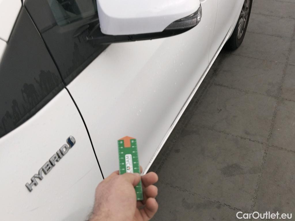  Toyota  Yaris TOYOTA  / 2017 / 5P / berlina con portón 1.5 100H Active #3