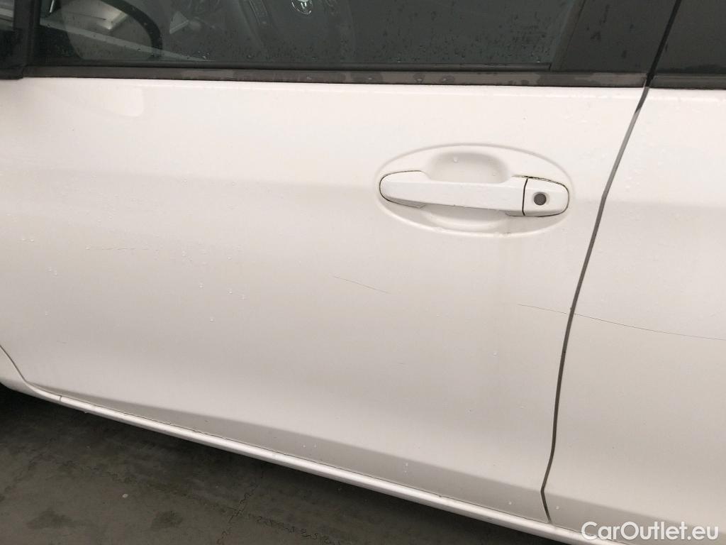  Toyota  Yaris TOYOTA  / 2017 / 5P / berlina con portón 1.5 100H Active #1